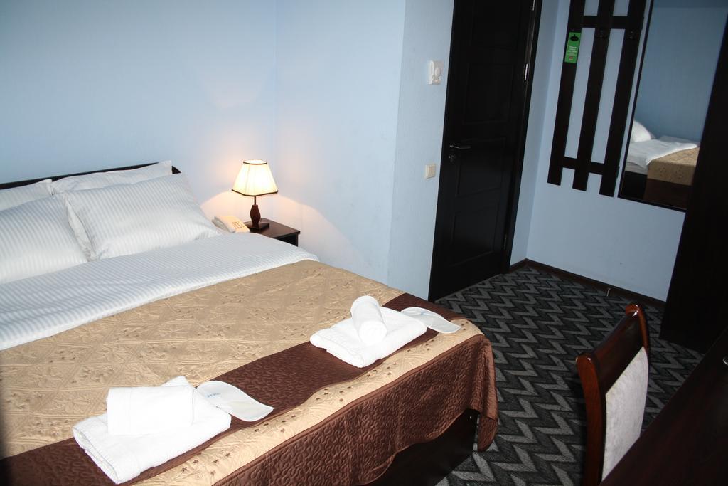 Royal Georgia Hotel Тбилиси Стая снимка