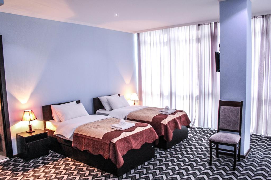Royal Georgia Hotel Тбилиси Стая снимка