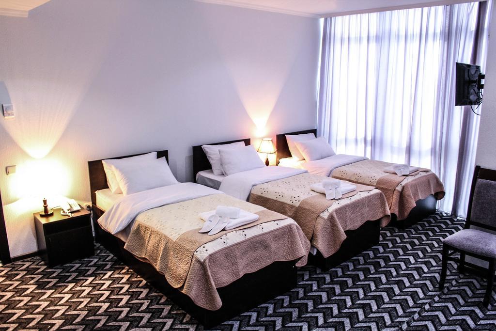 Royal Georgia Hotel Тбилиси Стая снимка