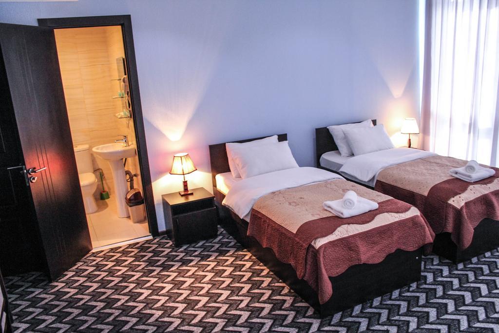 Royal Georgia Hotel Тбилиси Стая снимка