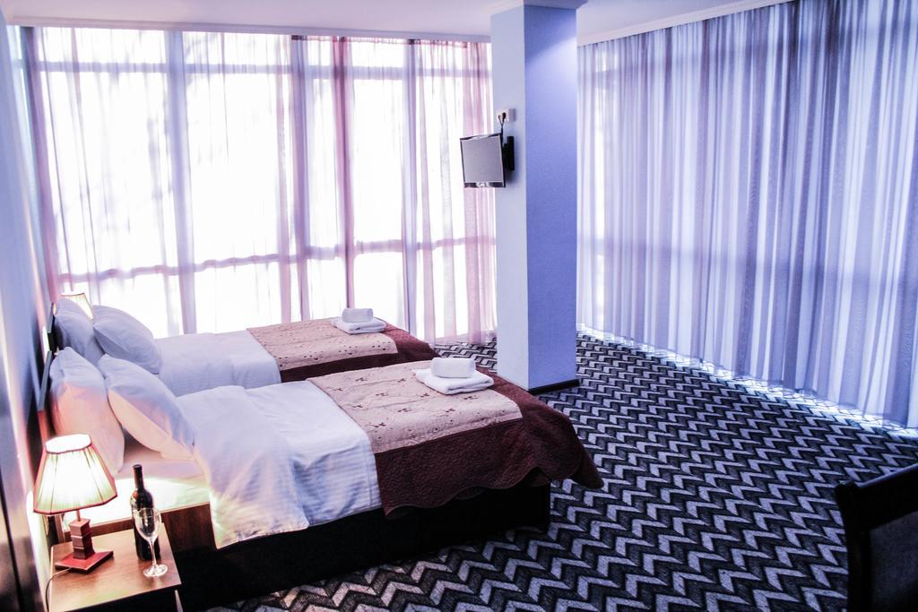 Royal Georgia Hotel Тбилиси Стая снимка
