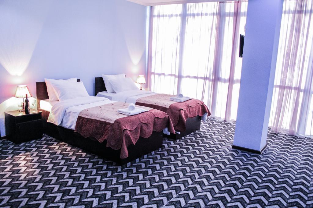 Royal Georgia Hotel Тбилиси Стая снимка