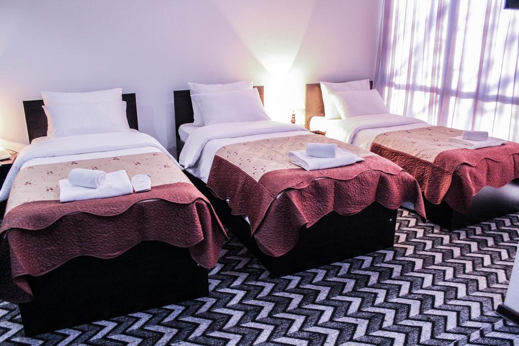 Royal Georgia Hotel Тбилиси Стая снимка